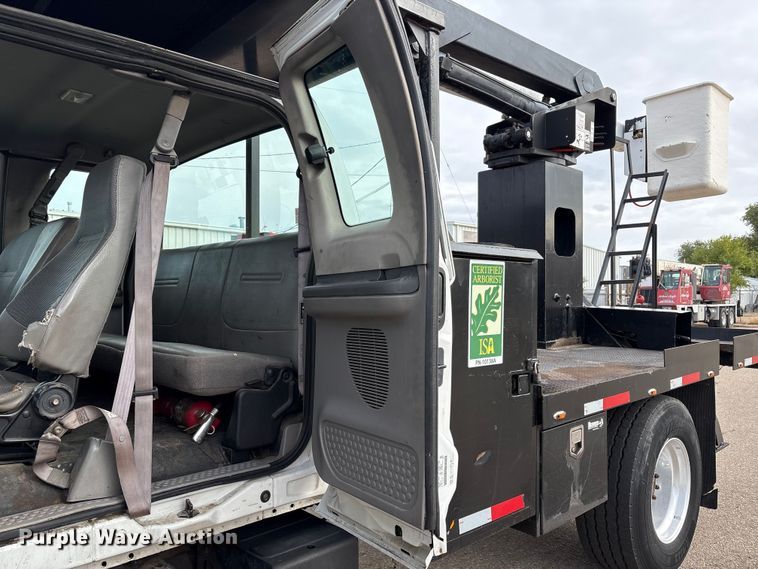 image for item EC8089 2000 Ford F750 Super Duty Ext. Cab forestry bucket truck