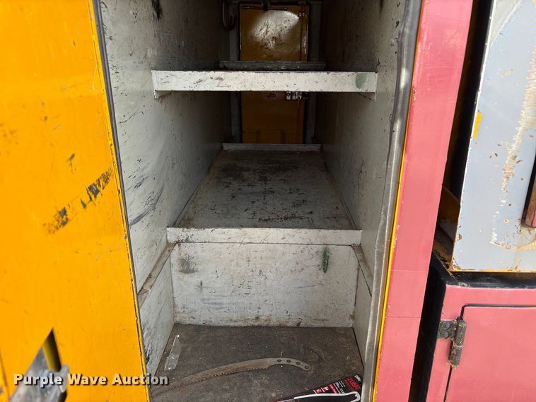 image for item EC8090 2001 Ford F650 Super Duty SuperCab chipper truck