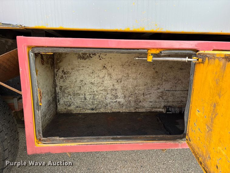 image for item EC8090 2001 Ford F650 Super Duty SuperCab chipper truck