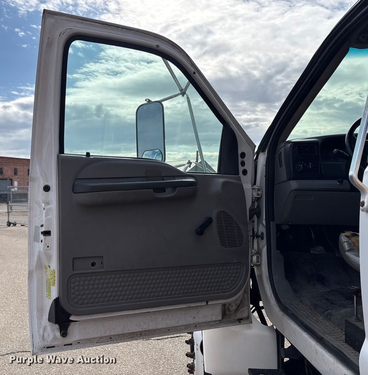 image for item EC8090 2001 Ford F650 Super Duty SuperCab chipper truck