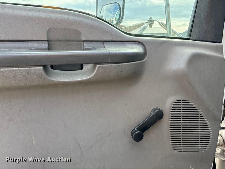 image for item EC8090 2001 Ford F650 Super Duty SuperCab chipper truck