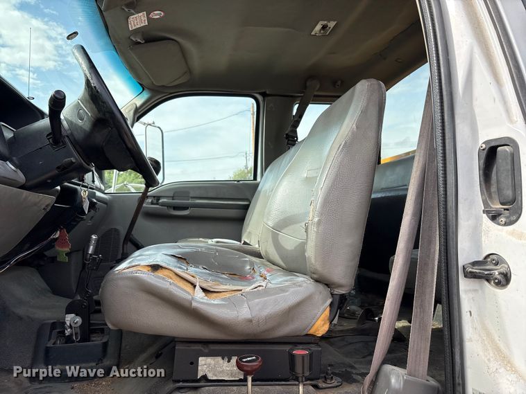 image for item EC8090 2001 Ford F650 Super Duty SuperCab chipper truck