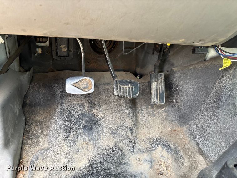 image for item EC8090 2001 Ford F650 Super Duty SuperCab chipper truck