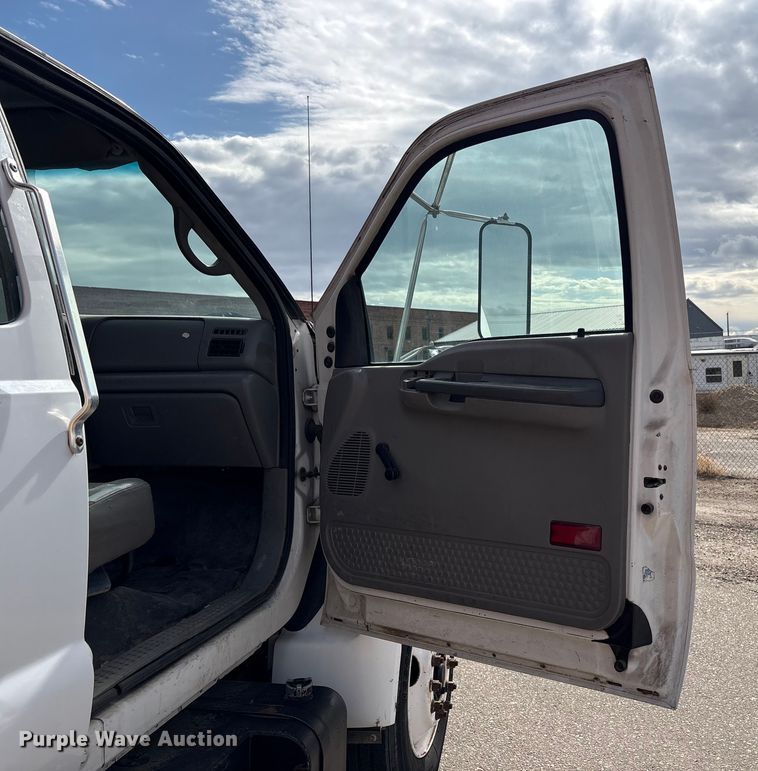 image for item EC8090 2001 Ford F650 Super Duty SuperCab chipper truck