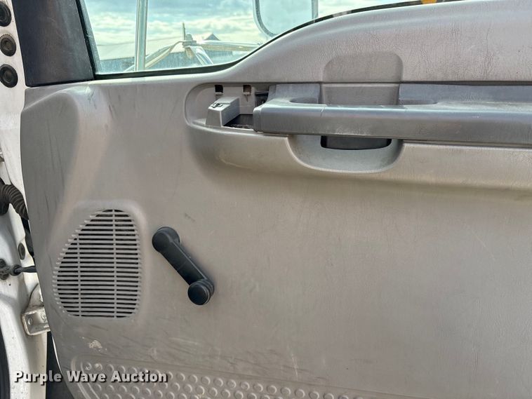 image for item EC8090 2001 Ford F650 Super Duty SuperCab chipper truck