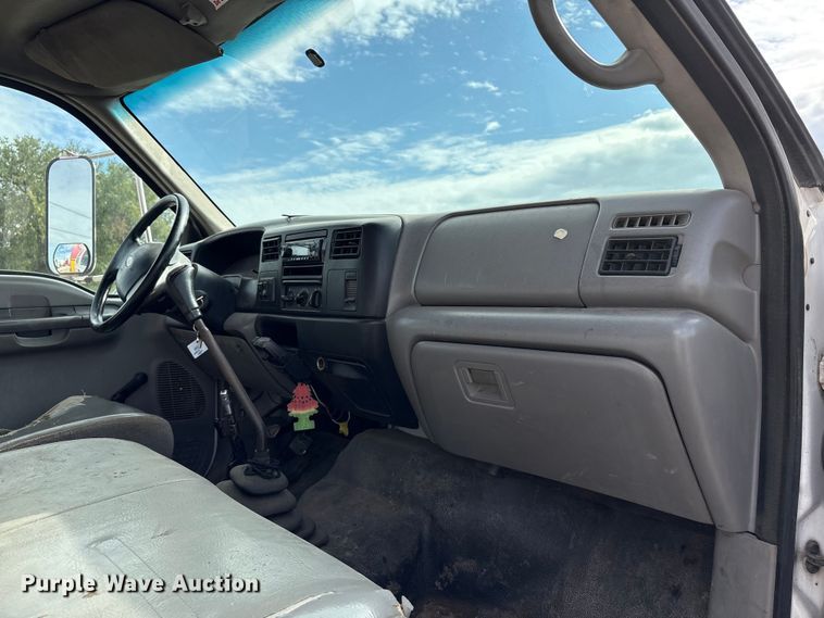 image for item EC8090 2001 Ford F650 Super Duty SuperCab chipper truck