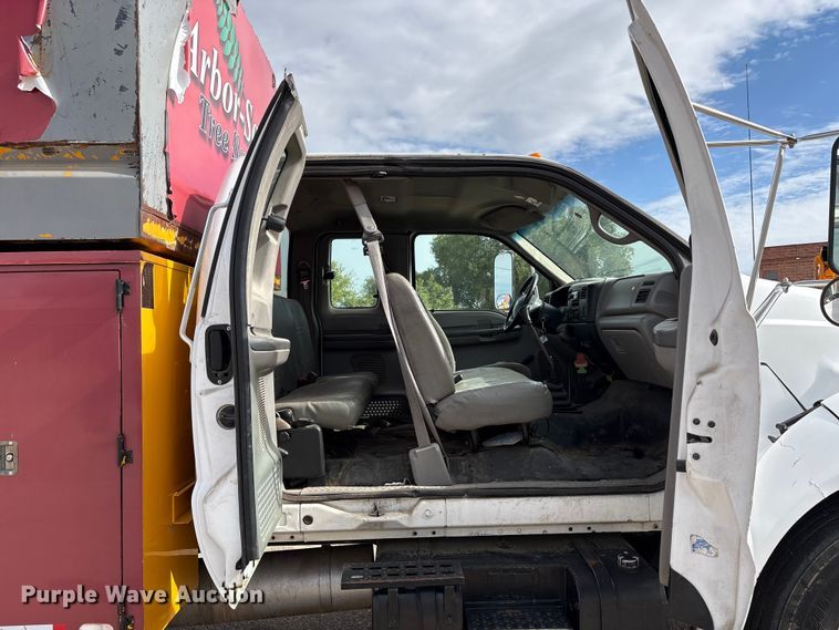 image for item EC8090 2001 Ford F650 Super Duty SuperCab chipper truck