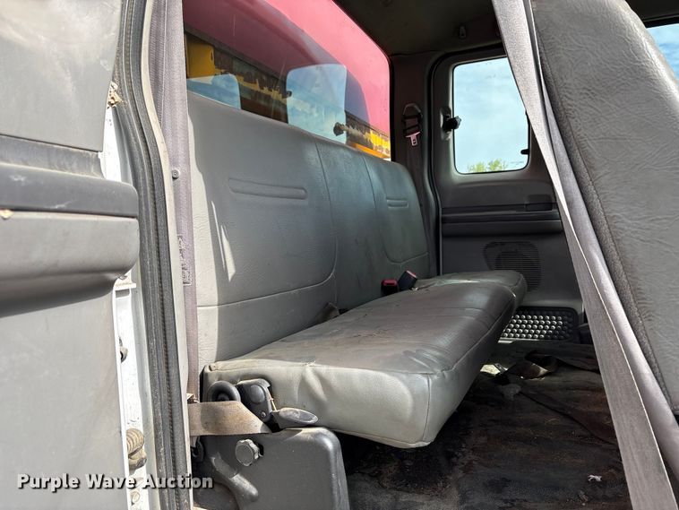 image for item EC8090 2001 Ford F650 Super Duty SuperCab chipper truck