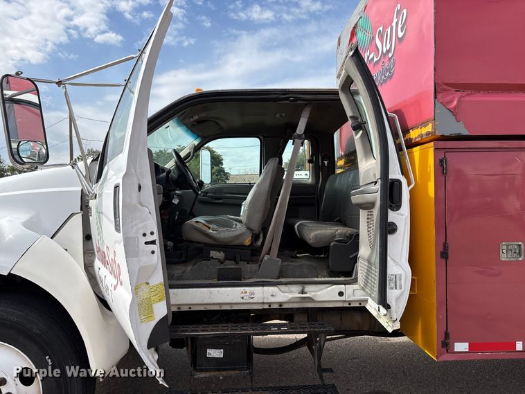 image for item EC8090 2001 Ford F650 Super Duty SuperCab chipper truck