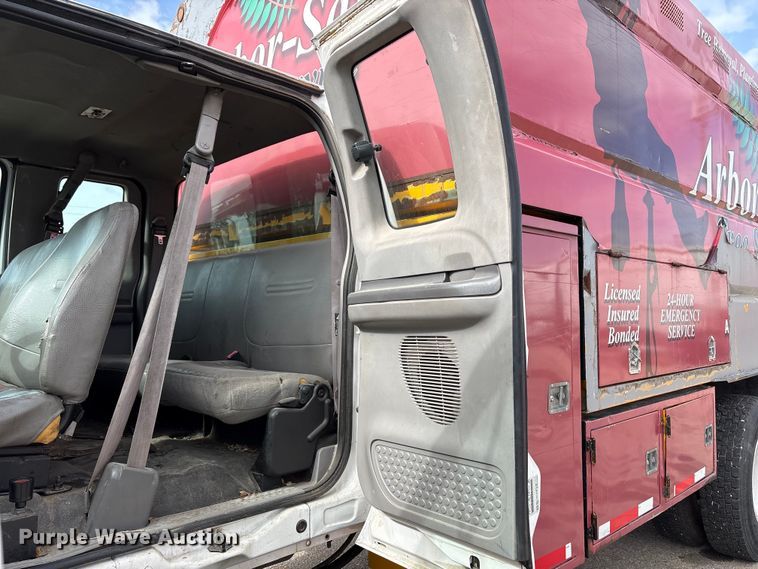 image for item EC8090 2001 Ford F650 Super Duty SuperCab chipper truck