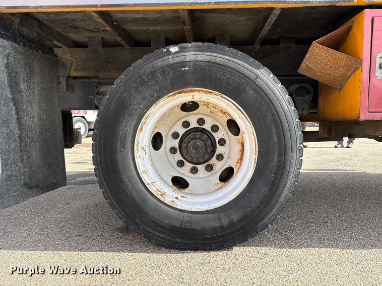 image for item EC8090 2001 Ford F650 Super Duty SuperCab chipper truck