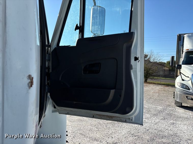 image for item ED2279 2016 International 4300 truck cab and chassis