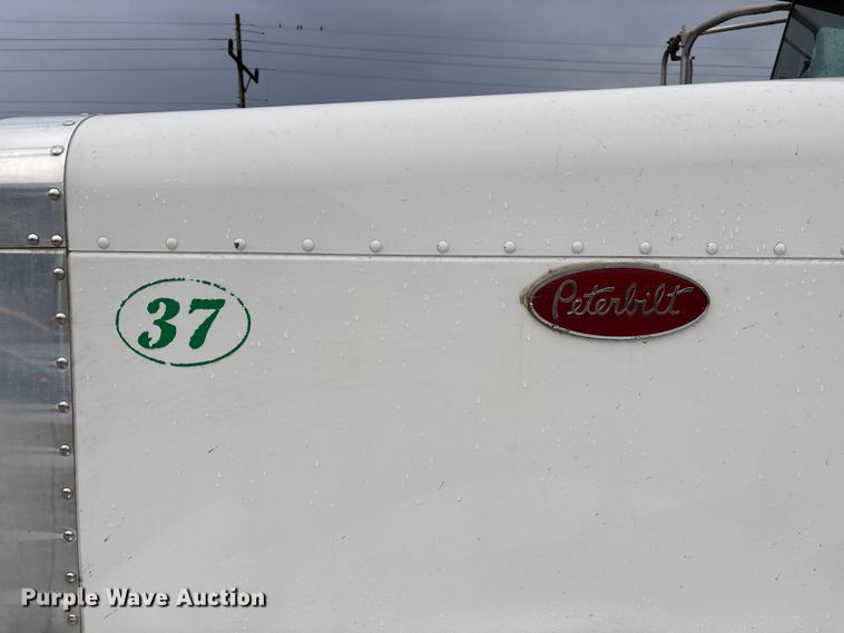 image for item ED2290 2006 Peterbilt 379 semi truck