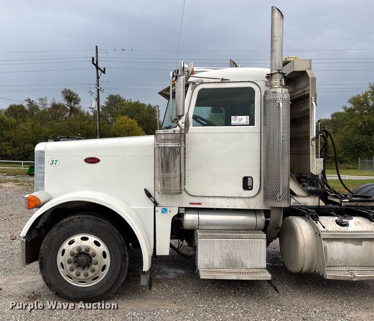 image for item ED2290 2006 Peterbilt 379 semi truck