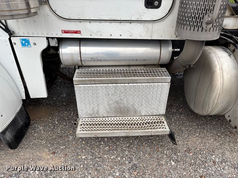 image for item ED2290 2006 Peterbilt 379 semi truck