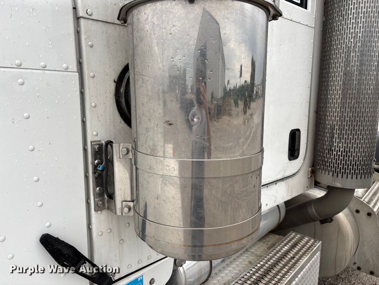 image for item ED2290 2006 Peterbilt 379 semi truck