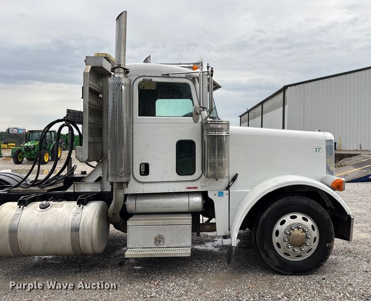 image for item ED2290 2006 Peterbilt 379 semi truck