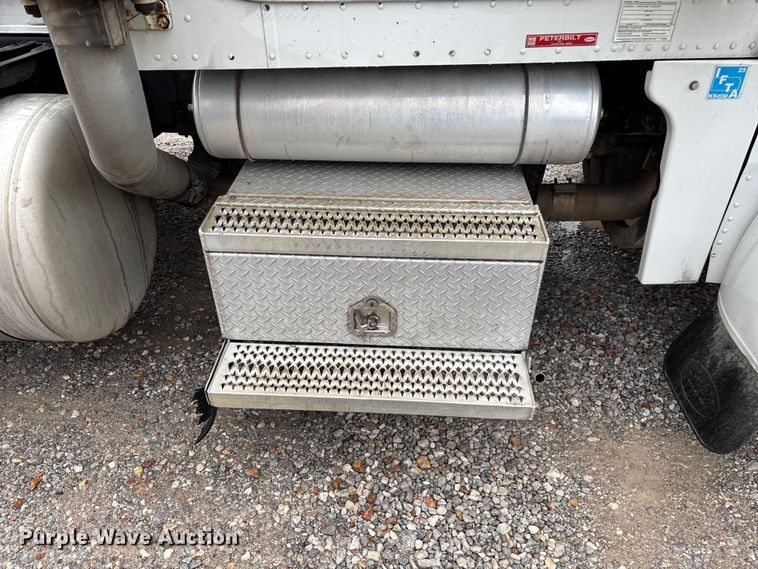 image for item ED2290 2006 Peterbilt 379 semi truck