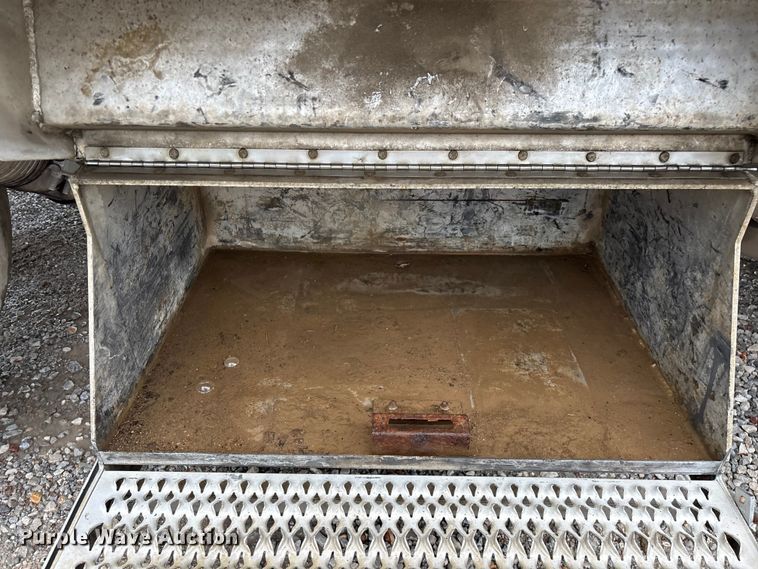 image for item ED2290 2006 Peterbilt 379 semi truck