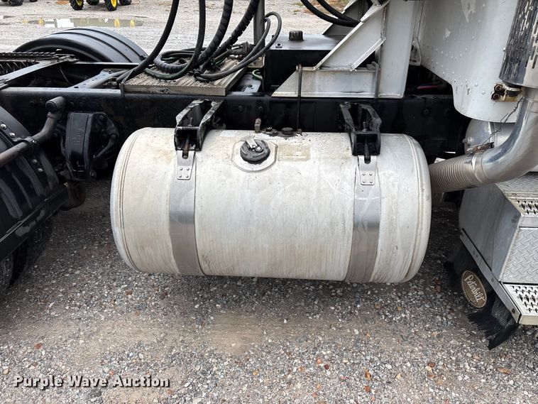 image for item ED2290 2006 Peterbilt 379 semi truck