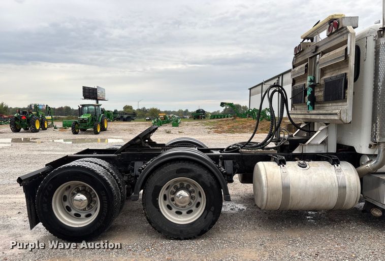 image for item ED2290 2006 Peterbilt 379 semi truck