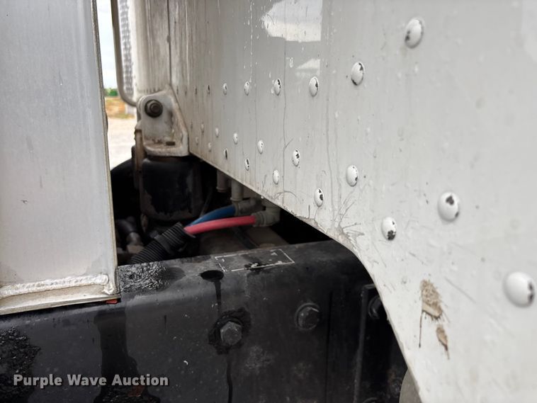 image for item ED2290 2006 Peterbilt 379 semi truck