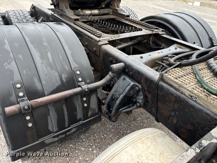 image for item ED2290 2006 Peterbilt 379 semi truck