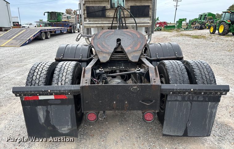 image for item ED2290 2006 Peterbilt 379 semi truck