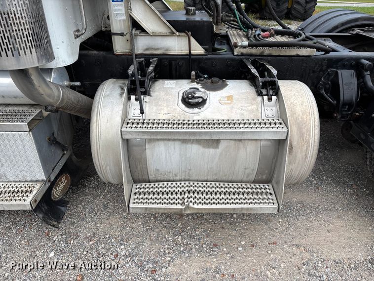 image for item ED2290 2006 Peterbilt 379 semi truck