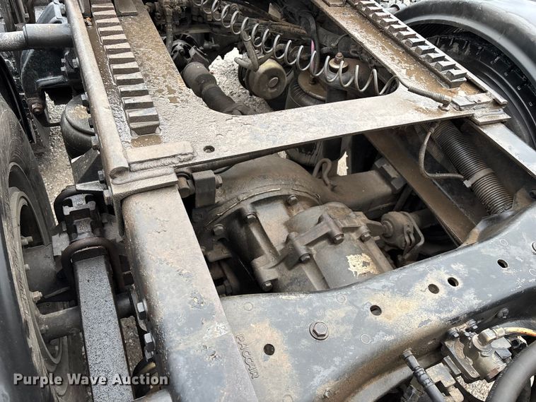 image for item ED2290 2006 Peterbilt 379 semi truck