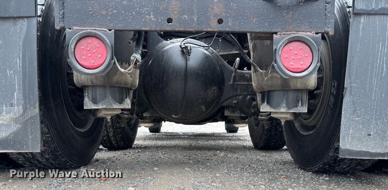 image for item ED2290 2006 Peterbilt 379 semi truck