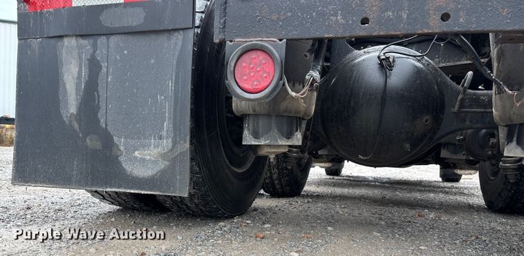 image for item ED2290 2006 Peterbilt 379 semi truck