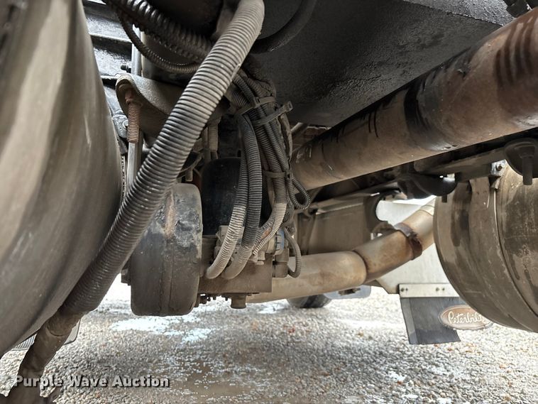 image for item ED2290 2006 Peterbilt 379 semi truck