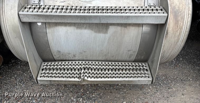 image for item ED2290 2006 Peterbilt 379 semi truck