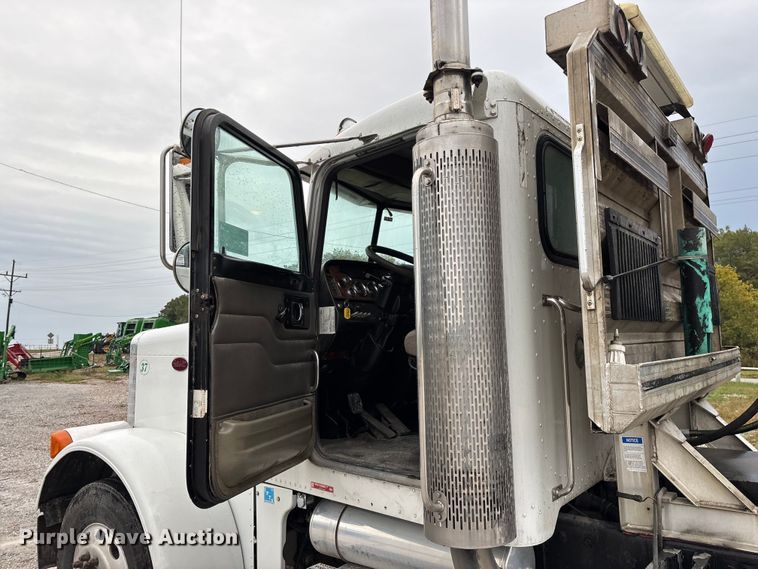 image for item ED2290 2006 Peterbilt 379 semi truck