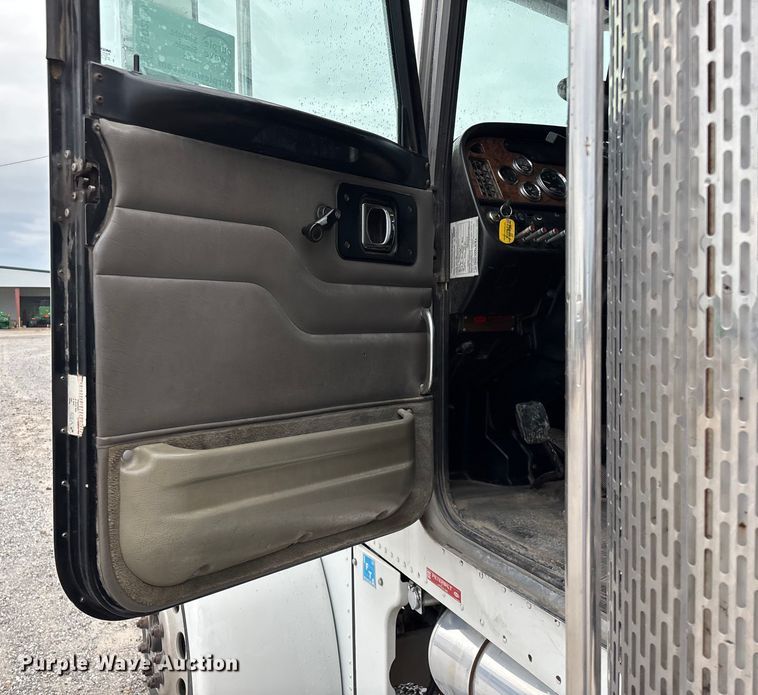 image for item ED2290 2006 Peterbilt 379 semi truck