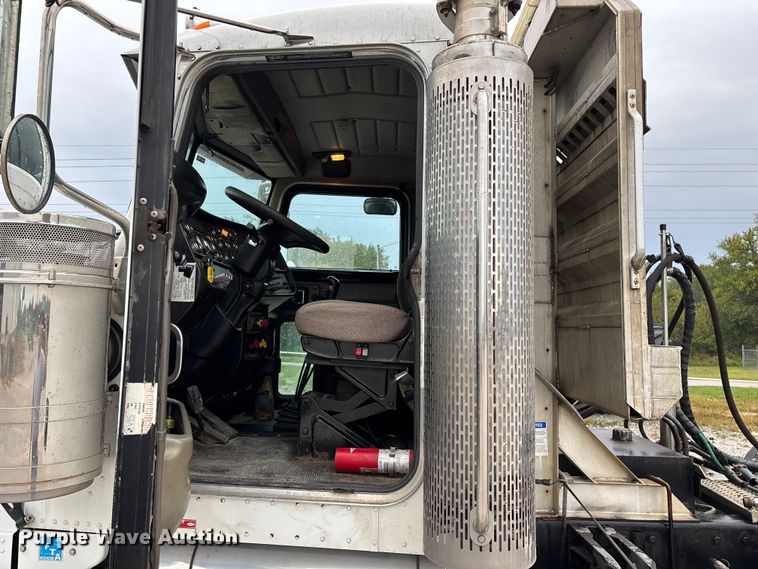 image for item ED2290 2006 Peterbilt 379 semi truck