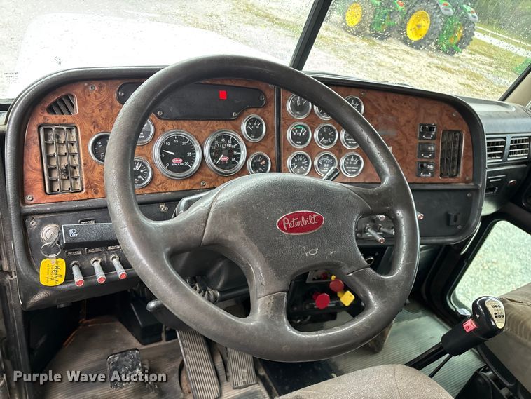 image for item ED2290 2006 Peterbilt 379 semi truck
