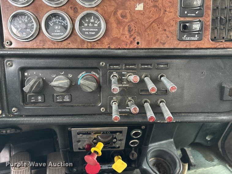 image for item ED2290 2006 Peterbilt 379 semi truck