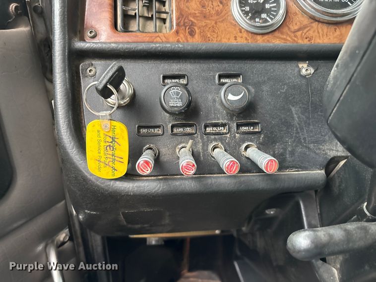 image for item ED2290 2006 Peterbilt 379 semi truck