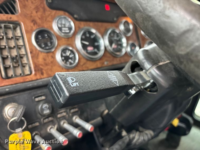 image for item ED2290 2006 Peterbilt 379 semi truck