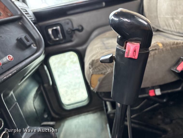 image for item ED2290 2006 Peterbilt 379 semi truck