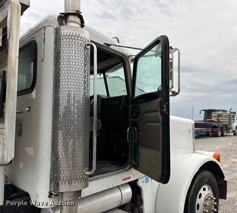 image for item ED2290 2006 Peterbilt 379 semi truck