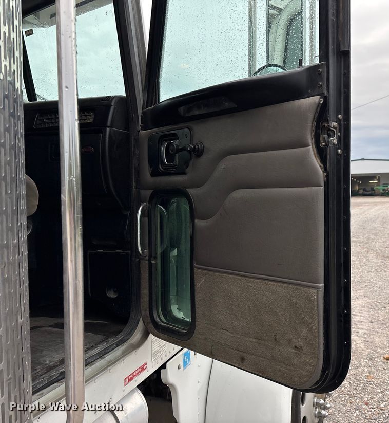 image for item ED2290 2006 Peterbilt 379 semi truck