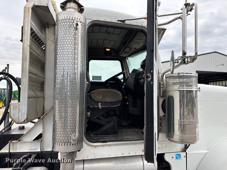 image for item ED2290 2006 Peterbilt 379 semi truck