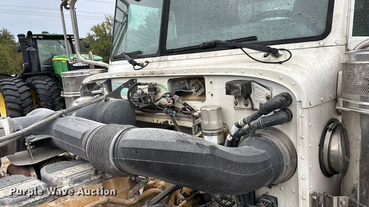 image for item ED2290 2006 Peterbilt 379 semi truck