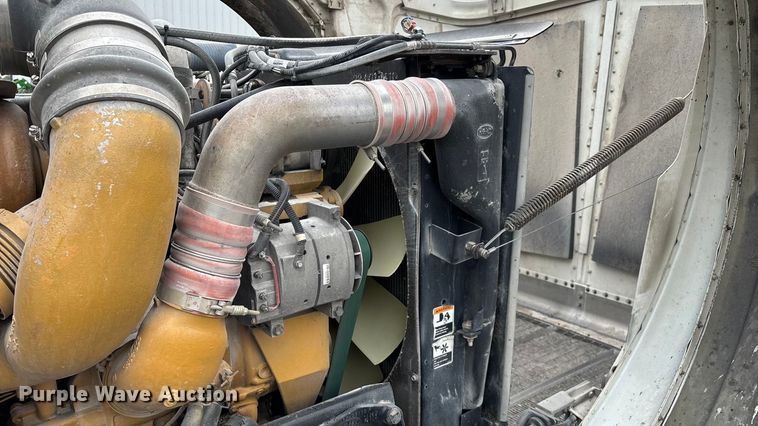 image for item ED2290 2006 Peterbilt 379 semi truck