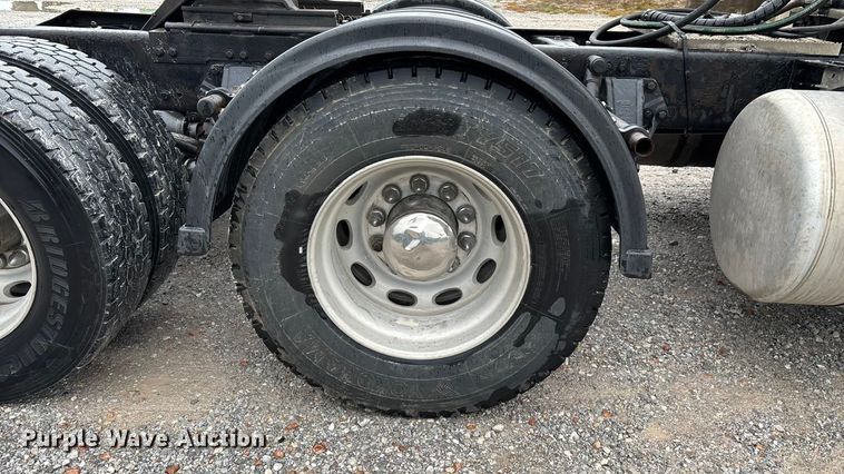 image for item ED2290 2006 Peterbilt 379 semi truck