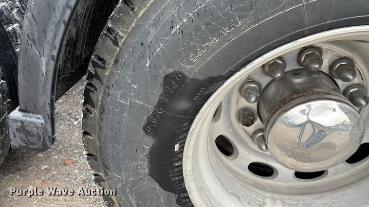 image for item ED2290 2006 Peterbilt 379 semi truck