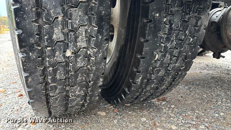 image for item ED2290 2006 Peterbilt 379 semi truck